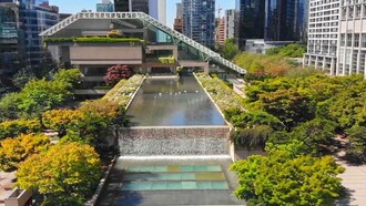 Robson Square, Vancouver, Canada, realizzato da Cornelia Hahn Oberlander