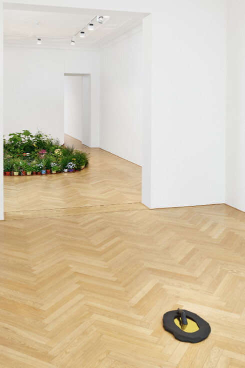 Urs Fischer. Courtesy of Galerie Max Hetzler