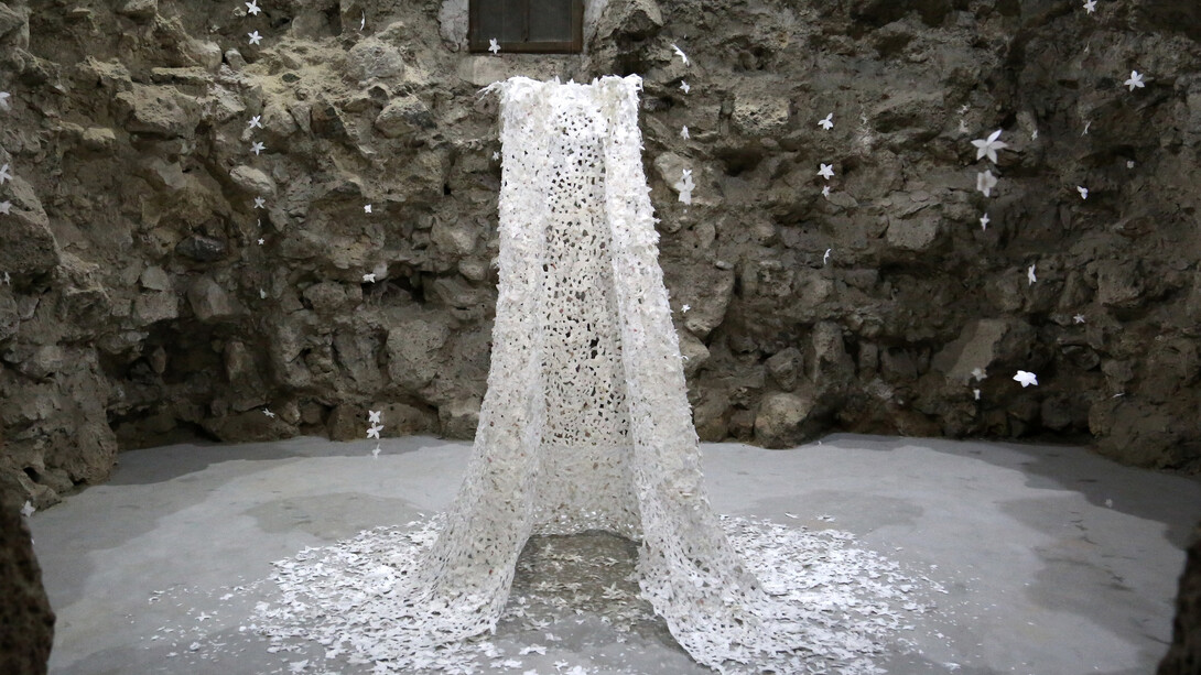 Il mantello della regina delle nevi, 2014. Carta, perline, filo
metallico, dimensioni variabili
(h. 200 cm circa). Ph. Piier. Courtesy Galleria Continua, San Gimignano / Beijing / Les Moulins