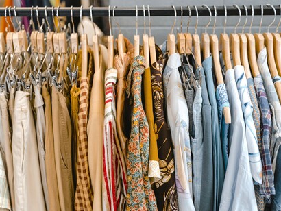 Roupas expostas em cabideiro