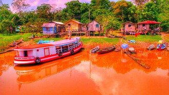 Barcaza típica del Rio Amazonas, Manaus, Brasil

