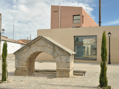 Hasta la Guerra Civil se mantuvo su uso, y en ella se celebraba una misa solemne el 26 de julio, festividad de Santa Ana, a la que acudían ya pocos devotos. Durante la contienda, se perdieron las imágenes, siendo desfiguradas a hachazos. Hasta la construcción del Cementerio Nuevo al sur de la población en 1981 permaneció como capilla del mismo, cayendo poco a poco en el olvido junto al recinto al que asistía. Fuente Dos, la ermita de Santa Ana, Fontiveros, Ávila, España