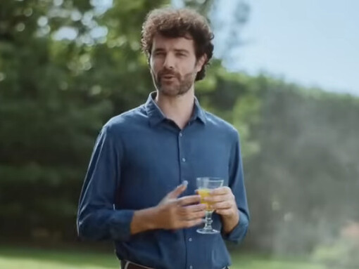 La pubblicità, firmata dall’agenzia Saatchi & Saatchi, utilizzava un tono ironico e surreale, insolito per il settore alimentare