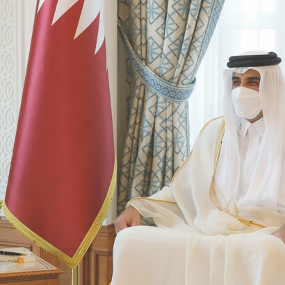 El emir Tamim bin Hamad al-Thani durante una reunión ampliada con el expresidente de Brasil, Jair Bolsonaro, en Doha, Qatar, en 2021