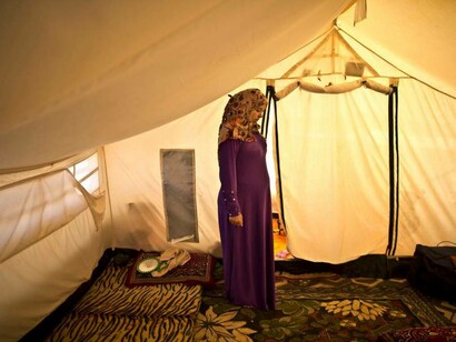 Una mujer sola en la tienda de un campamento
