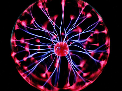 La energía informacional, como los datos y el aprendizaje, se conserva y se reintegra en nuevas estructuras materiales