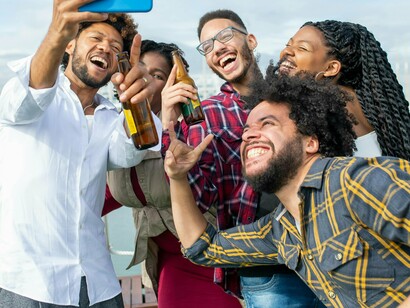 Grupo de amigos em festividade na rua. A definição de uma agenda cultural robusta, que contemple a pré-produção, a produção e a pós-produção de cada atividade ou evento garante a qualidade das iniciativas oferecidas