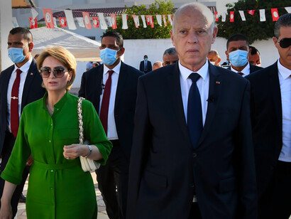 Le Président Kaïs Saïed et son épouse. Il est un constitutionnaliste, un ancien professeur de droit à l'université, une personne cultivée qui a toujours déclaré vouloir une Tunisie en harmonie, loin du fanatisme religieux et incluse dans un circuit international © AFP