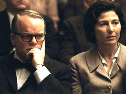 O roteiro, baseado na biografia Capote: A Biography, de Gerald Clarke, não se detém no assassinato em si, mas na metamorfose moral e emocional do escritor