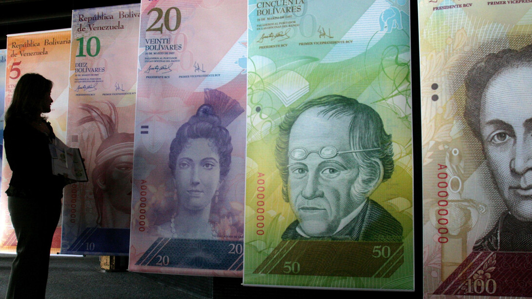 Venezuela. Billetes de bolívares a tamaño gigante