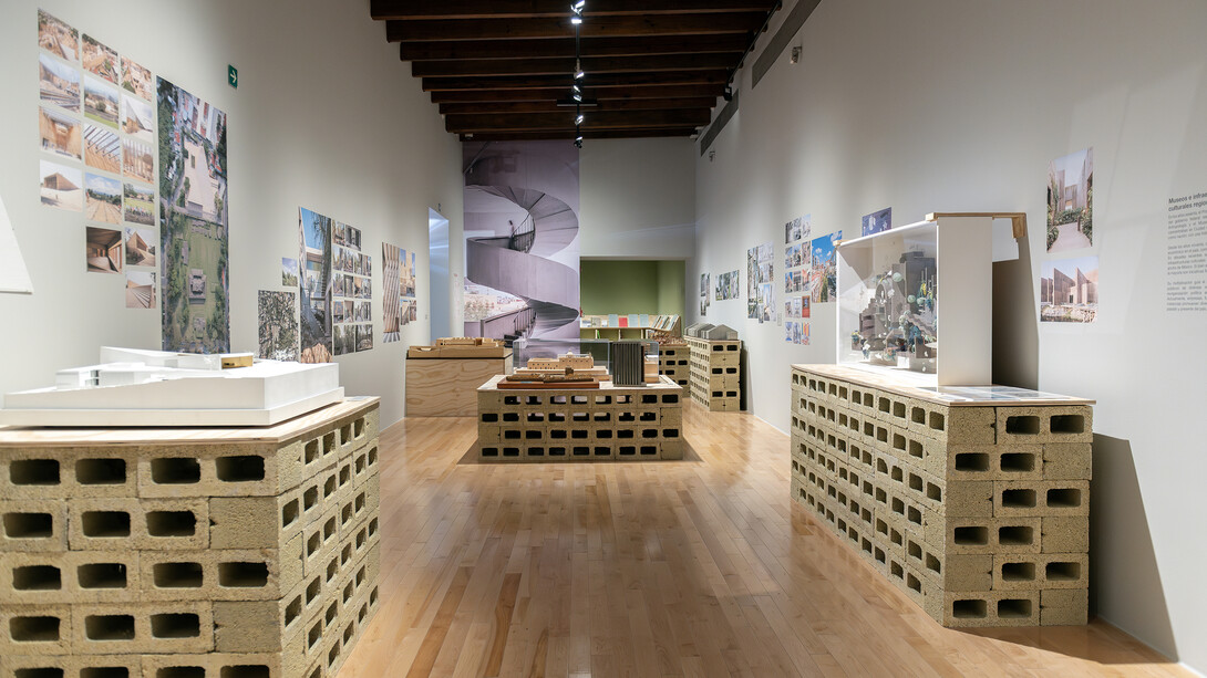 Atlas de arquitectura contemporánea en México, vista de exhibición. Cortesía del Museo Amparo 