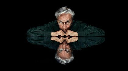 Caetano Veloso. L'artista brasiliano non è solamente un compositore, cantante, chitarrista, ma anche uno scrittore e militante politico di straordinaria levatura, al punto da rappresentare un crocevia intellettuale obbligato per capire a fondo la storia del Brasile, il suo vasto e controverso Paese, esteso quanto un continente e con una tradizione musicale ricchissima