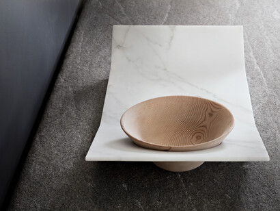 Baldessari e Baldessari, Vassoio Collezione Filo per Luce di Carrara in marmo con ciotola in legno di cedro naturale