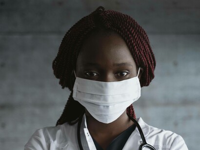 A doctor with a mask ready to tackle the autoimmune diseases