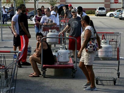 Los que se quedan en Miami reúnen provisiones