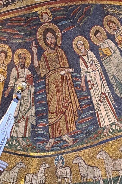 9.	Roma, Basilica di Santa Cecilia in Trastevere, particolare del catino absidale con mosaico del IX secolo raffigurante il Redentore benedicente con i santi Paolo, Cecilia, Pietro, Valeriano, Agata insieme a papa Pasquale I, ph. Roberto Luciani