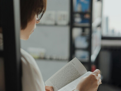 Letture: libro da leggere. Ray Bradbury: il genio dietro "Fahrenheit 451" e la sua critica sociale inquietante