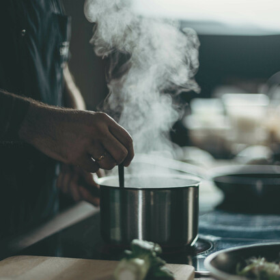 Cucina spaziale. Il tizio scatenò un tale putiferio che CC fu bloccato per riparazioni urgentissime, non prima, comunque, di riuscire a replicarsi, trasferendosi di nascosto all’interno del computer madre della prima astronave interplanetaria, in partenza per il viaggio inaugurale