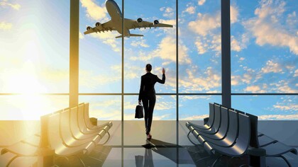 Viendo despegar un avión desde el aeropuerto