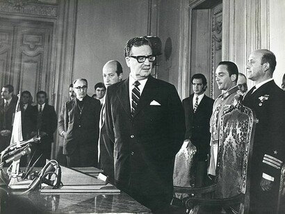 Cuando Allende se convierte en presidente de Chile, el Estado es dueño del 51% de las minas de cobre; el resto es de propiedad privada estadounidense. Con el apoyo unánime del Parlamento, nacionalizó por completo el sector. El conglomerado industrial-militar de Estados Unidos nunca se lo perdonaría