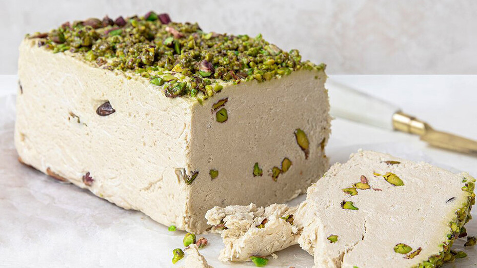 Halvah con pistachos, dulce muy popular en la gastronomía de Oriente Medio y posible origen del turrón