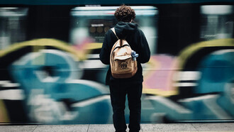 Freemuse é uma organização dedicada à defesa da liberdade de expressão artística, oferecendo assessoria legal e monitorando violações globalmente. Com status consultivo na onu, influencia políticas públicas e protege artistas contra censura
