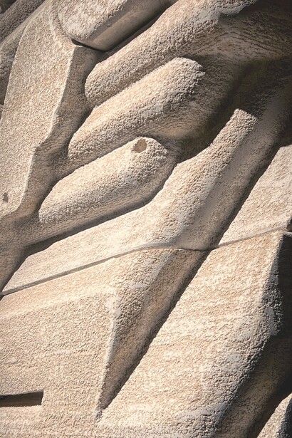 L’opera si compone di due colonne e una lastra, ma solo una colonna sostiene il carico. Ph Naomi Saka 
