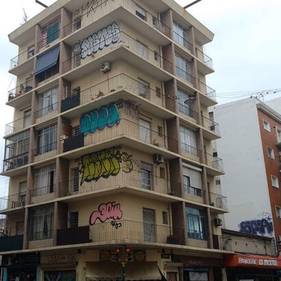 Varios edificios con grafitis en Montevideo, Uruguay. Un buen porcentaje de las cortinas metálicas de la ciudad está cubierto de pinturas de aerosol