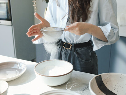 Donna intenta a preparare un pranzo 