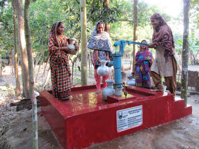 Habitantes de Bangladesh extraen agua potable