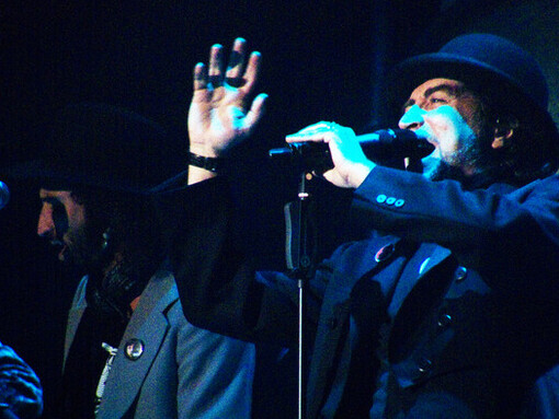 “No debiera de quererte y sin embargo te quiero”, esa fue la semilla que, tras años de llevarla consigo, terminó germinando en una canción igual de hermosa, contradictoria, humana. Joaquín Sabina durante un concierto de la gira "Vinagre y rosas" el 15/12/2009 en Madrid, España