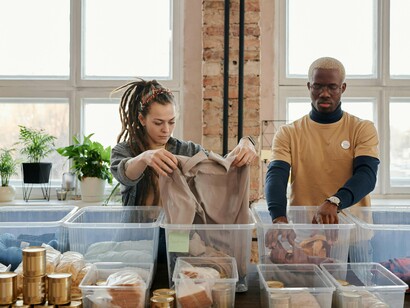 Les bénévoles travaillent ensemble pour organiser les dons des habitants locaux 