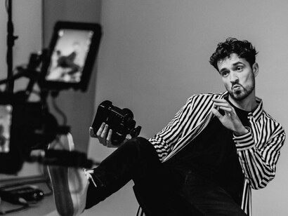 Bastidores de editorial de moda. O que pode atrapalhar é não ser pé no chão. O trabalho tem um lado glamuroso, mas isso é uma pequena parte comparado ao trabalho. Se você não entender isso, vai se frustrar quando perceber que é muito mais esforço e ralação do que glamour