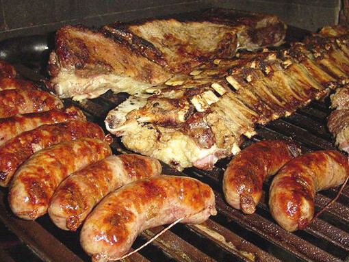 Rubén ya había empezado a preparar las brasas y Darío comprado la carne en una chacra cercana