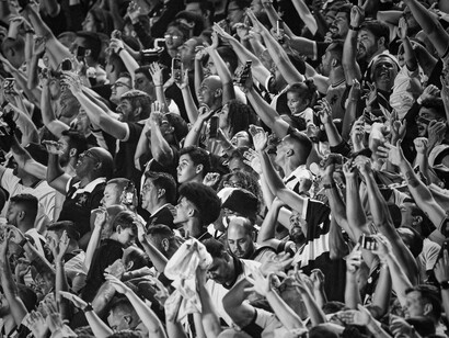 Une foule de supporters chante et fait de grands gestes, symbole de l'euphorie suscitée par la présence de Zidane sur le terrain