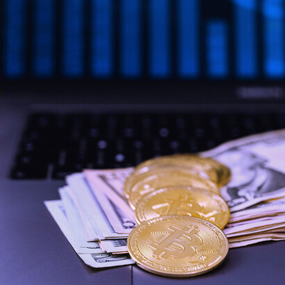 Geld ist eine geniale Redundanzentzerrungsmedialität: Es erlaubt Koordination unter Fremden, ohne dass Sinn geteilt werden muss. Gerade deshalb ist Geld als Sinnkriterium so verführerisch