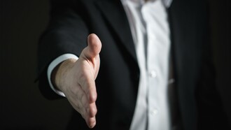 Um dos principais pontos na consideração da moral e ética é observado pelas visões e tradições culturais e religiosas entre atores opostos do comércio e negócios internacionais