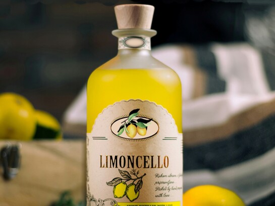 Il limoncello è un liquore dolce ottenuto dalla macerazione delle scorze di limone in alcol etilico