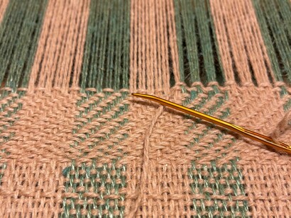 Tessitura a telaio: "La trama è ... l’insieme dei fili che si intrecciano all’ordito, hanno una direzione orizzontale, procedono da sinistra a destra e da destra a sinistra, raccordano, uniscono, consentono la consistenza"