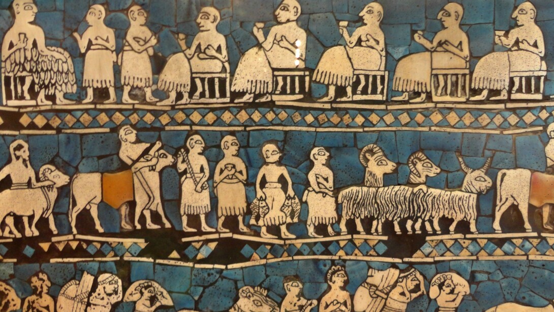 Lo "Stendardo di Ur", dettaglio del lato della "pace", ca. 2600-2400 a.C. dalla tomba 779, Ur. Attualmente conservato al British Museum, Londra, UK