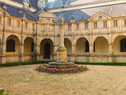 La basilique de Sainte-Anne d’Auray. Le site comprend également un calvaire, des chapelles, des fontaines, des jardins et des lieux de recueillement