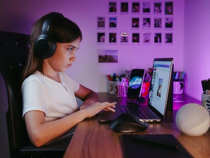 Criança viciada em telas. Torna-se necessária a mediação dos pais para estimular o diálogo sobre o uso saudável da tecnologia, orientando-os quanto aos perigos do uso excessivo. Além disso, atividades diversificadas podem ajudar a promover hobbies que não envolvam o ambiente digital, como leitura, esportes e artes, e a educação digital deve instruir sobre os riscos do uso inadequado das redes sociais, enfatizando a importância do equilíbrio entre o mundo virtual e o real