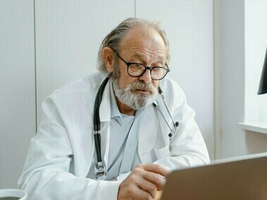 A partir daquele momento, o tempo deixou de ser tempo. Virou contagem regressiva. Em poucos dias, exames, consultas e hipóteses se sucederam. Havia uma dúvida entre dois diagnósticos possíveis, cuja diferença principal não era conceitual, mas prática: o tipo de tratamento, o impacto no corpo, o que ficaria e o que poderia ser retirado