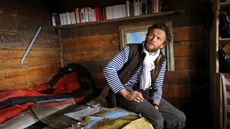Sylvain Tesson, autor de "La vida simple", en su cabaña junto al lago Baikal (Siberia)