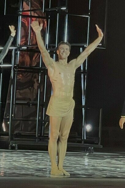 Roberto Bolle saluta alla fine dello spettacolo, foto di Mariangela Di Natale