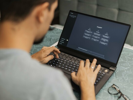 Homem utiliza o ChatGPT em um laptop. A inteligência artificial amplia as possibilidades de criação, mas é a pessoa que define perguntas, escolhas e caminhos