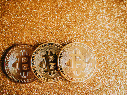 Bitcoin. Srinivasan pensa che l’Occidente sia in declino irrevocabile, a partire dalla nascita dello stato centralizzato, che ha privato del potere i ricchi industriali con leggi antitrust, regolamentazione dei titoli, banche centrali etc., e che invece adesso gli individui ricchi possono rivendicare il loro potere sulle istituzioni pubbliche, definite corrotte (da chi? se non da chi ha il potere di farlo?), e c’è Internet e la sua valuta, i Bitcoin, che possono “portarci fuori dall’oscurità”