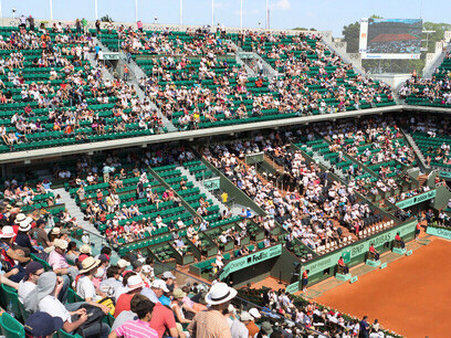 Tribunes et terrain du Court Philippe‑Chatrier, lieu emblématique où se jouent les moments historiques du tennis parisien