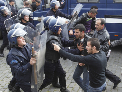 Choque entre manifestantes y policía