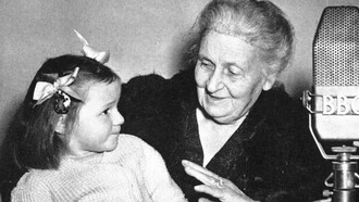 Maria Montessori ideò un metodo educativo basato sulla libertà e sul rispetto per il naturale sviluppo cognitivo, emotivo e sociale del fanciullo